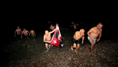 Yeni Yılı Denize Girerek Karşıladılar!